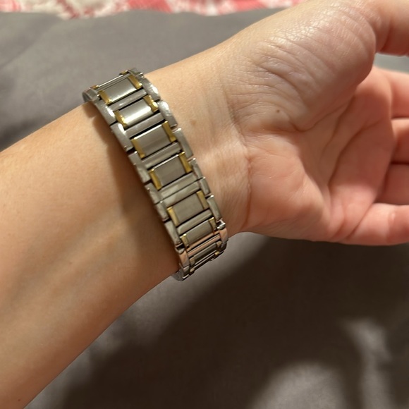 Bulova silver/ gold watch - Picture 5 of 6